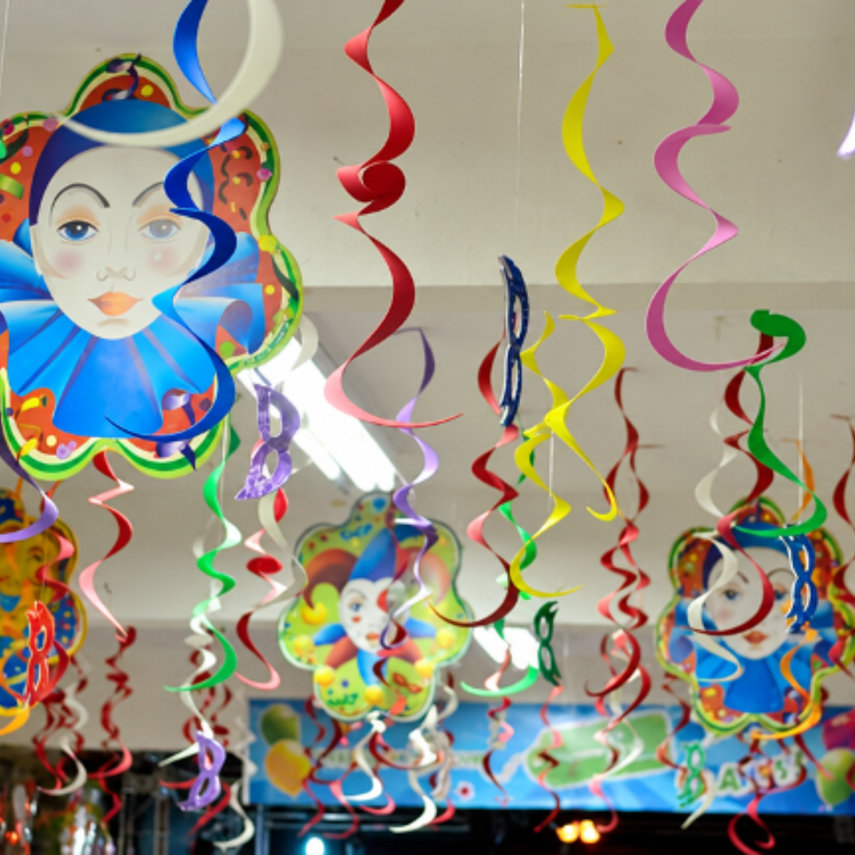 Pingente Teto Decoração Suspensa de Serpentinas Metalizadas e Espirais Coloridas com Rostos de Palhaço, muito Utilizada em Festas de Carnaval