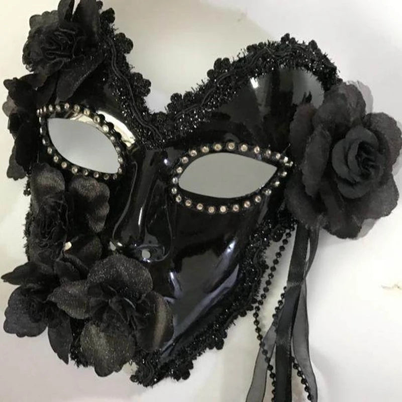 Máscara Facial Estilo Esta é uma Máscara de Baile Veneziana Preta Decorada com Strass ao Redor e Flores Preto