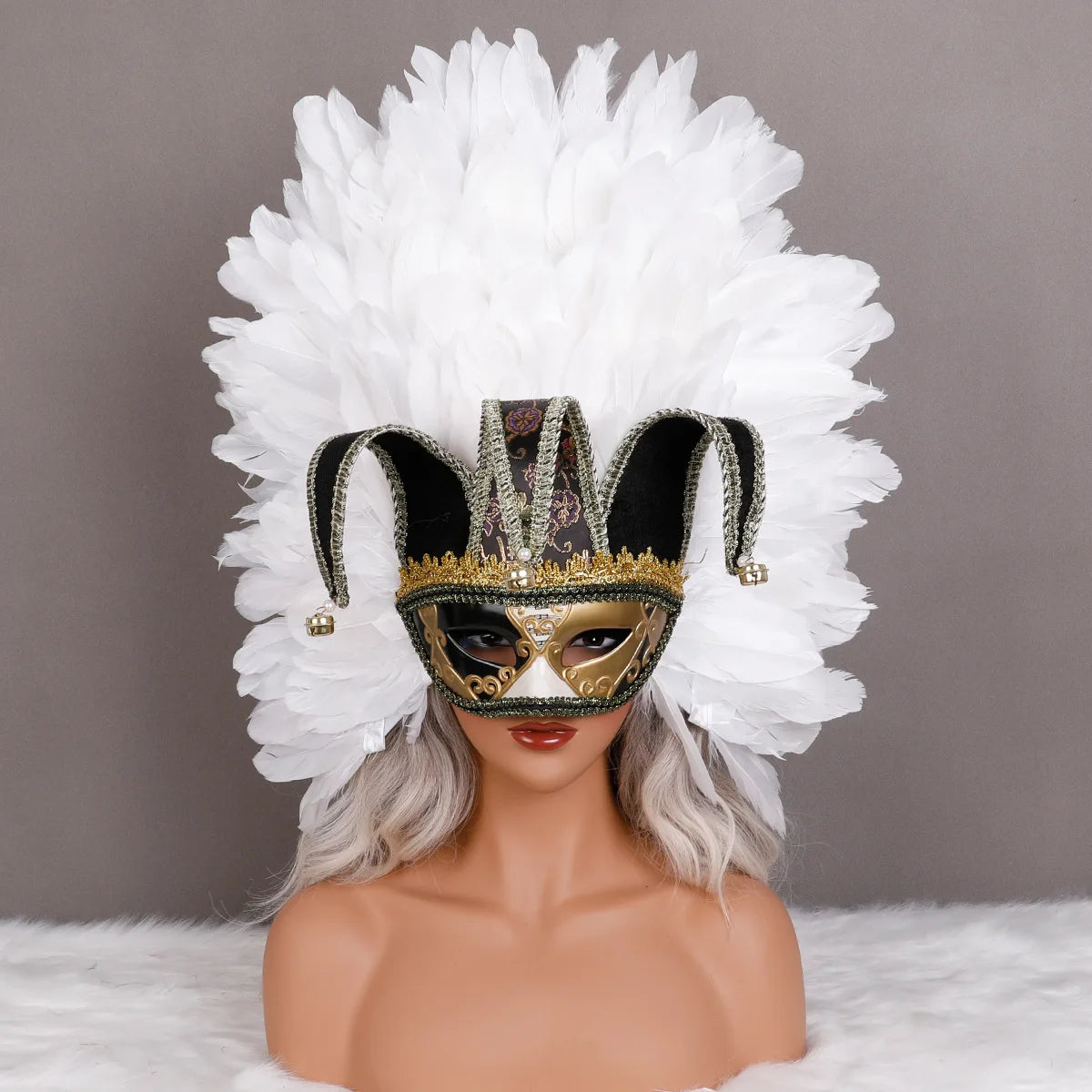 Máscara Veneziana Arlequim com Penacho de Plumas Pretas (Máscara de Bobo da Corte / Carnaval Veneziano)