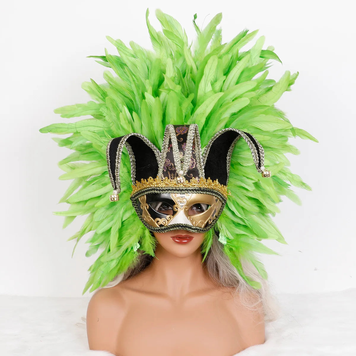 Máscara Veneziana Arlequim com Penacho de Plumas Pretas (Máscara de Bobo da Corte / Carnaval Veneziano)