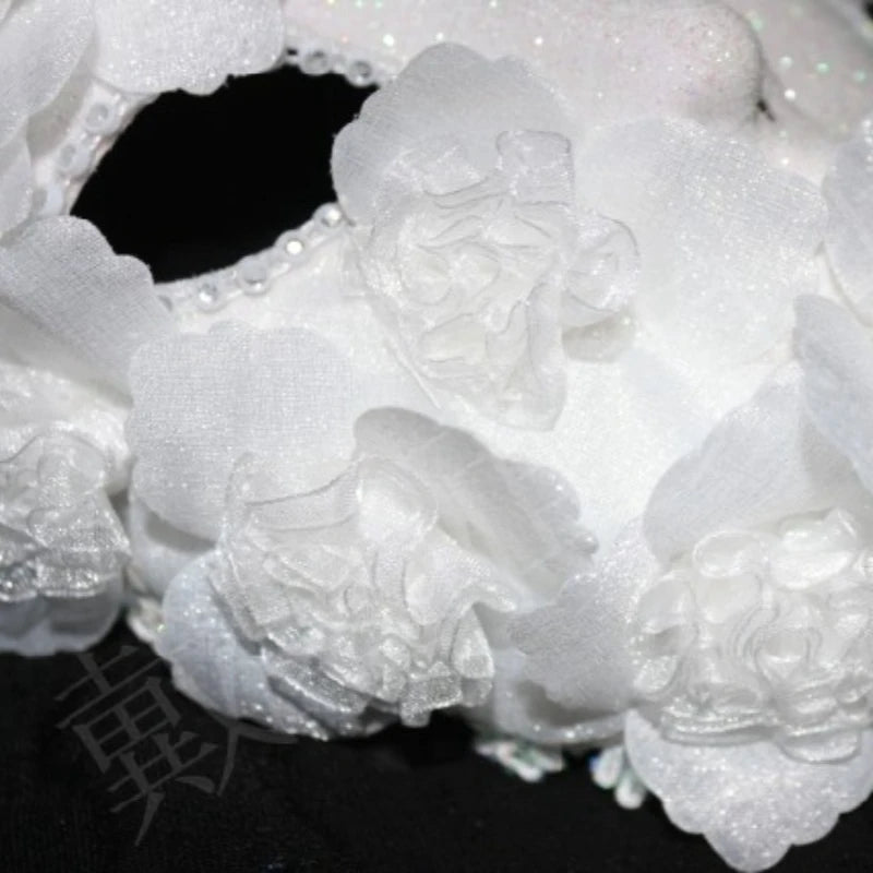 Máscara Facial Estilo Esta é uma Máscara de Baile Veneziana Preta Decorada com Strass ao Redor e Flores Preto