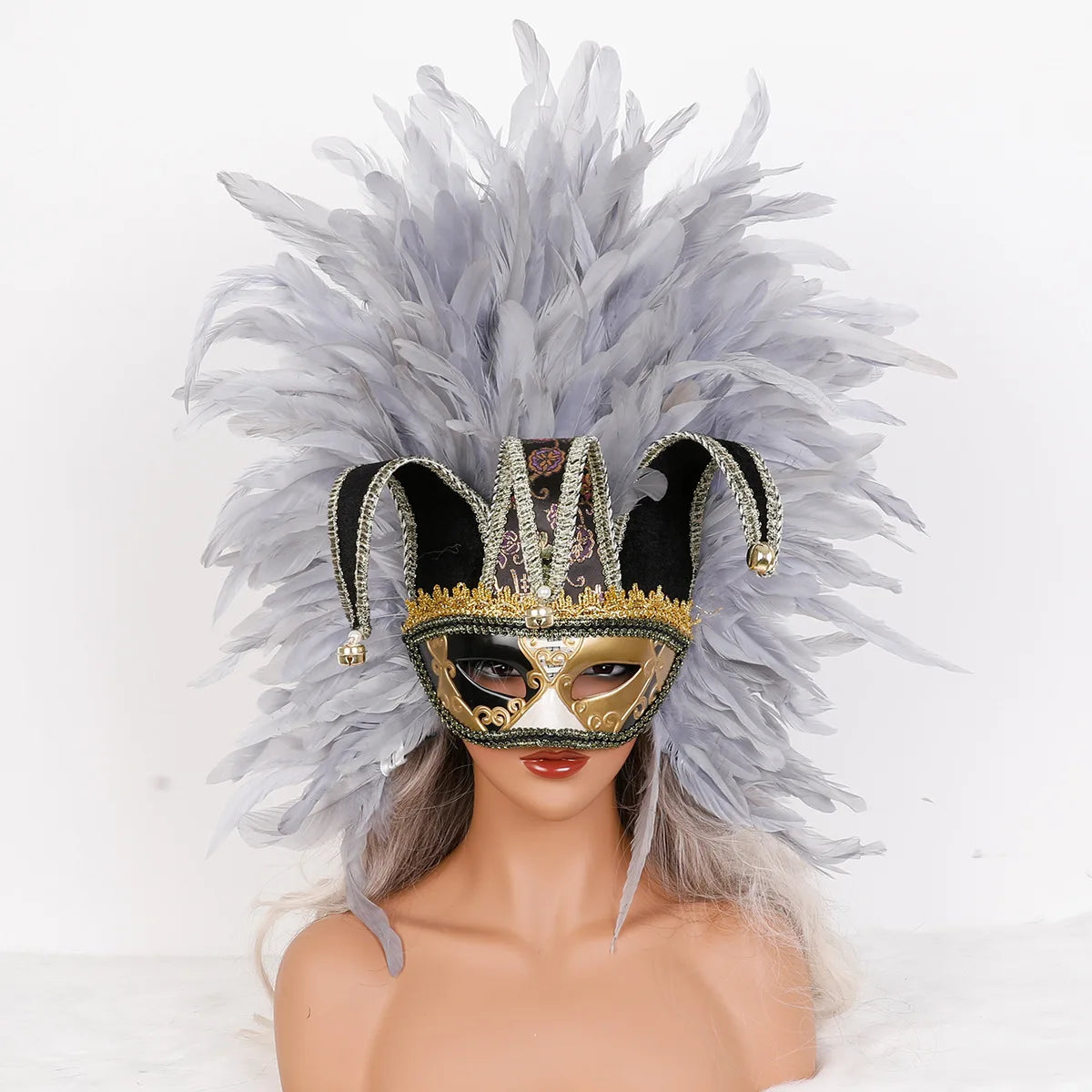 Máscara Veneziana Arlequim com Penacho de Plumas Pretas (Máscara de Bobo da Corte / Carnaval Veneziano)