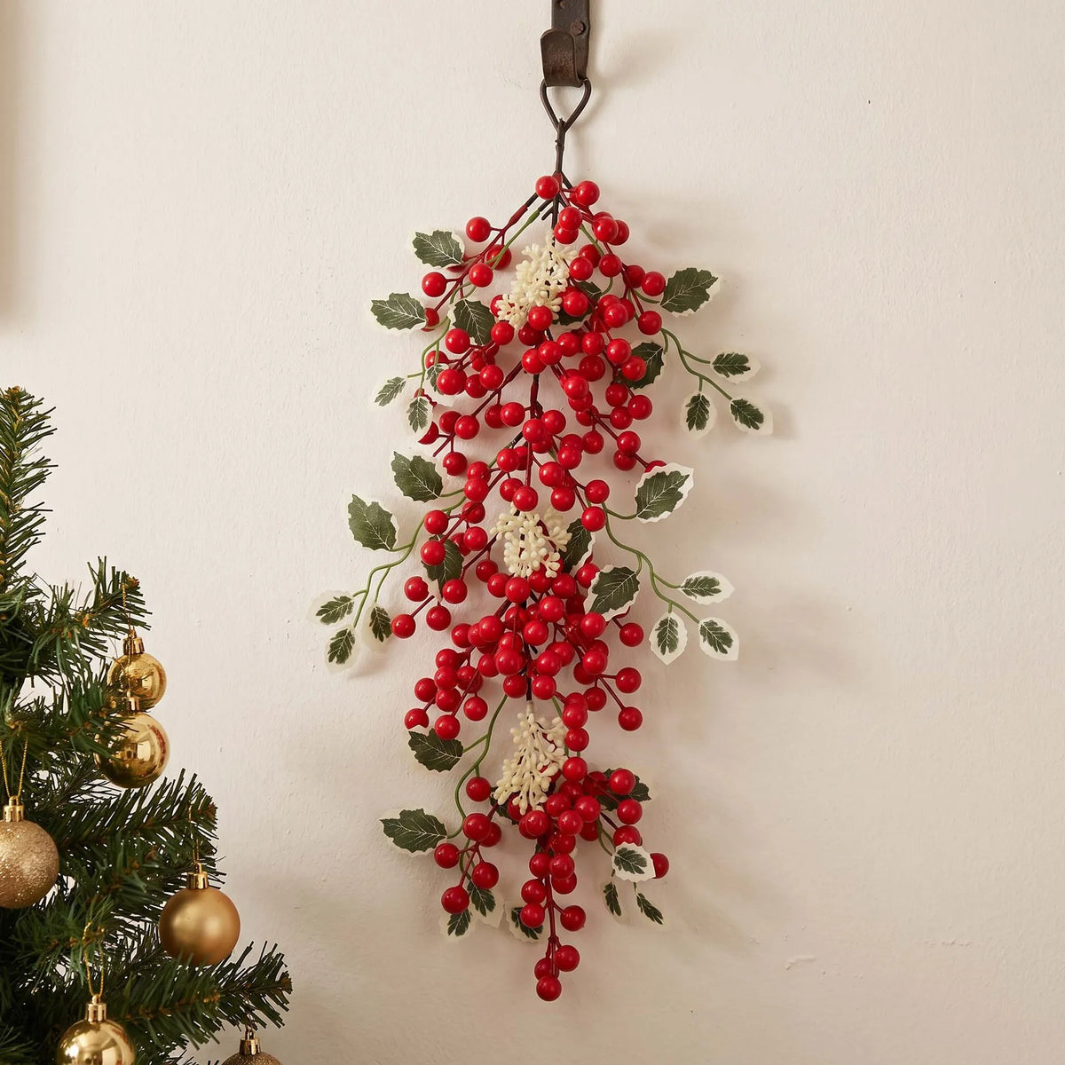 Enfeite é uma Lágrima de Natal Artificial, Galhos de Pinheiro, Frutas Vermelhas, Pinhas e um Laço Xadrez