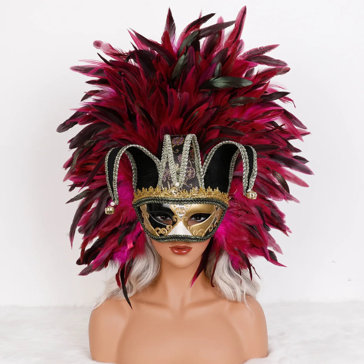 Máscara Veneziana Arlequim com Penacho de Plumas Pretas (Máscara de Bobo da Corte / Carnaval Veneziano)