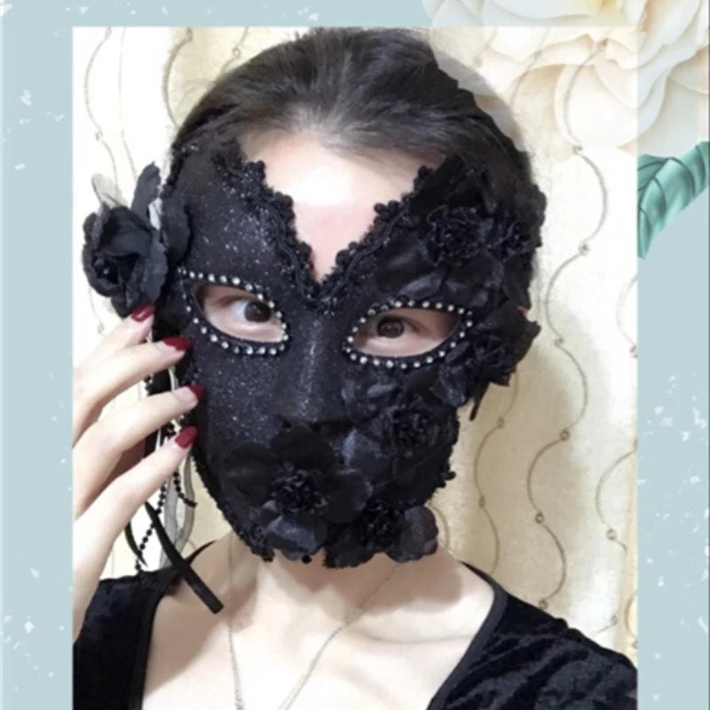 Máscara Facial Estilo Esta é uma Máscara de Baile Veneziana Preta Decorada com Strass ao Redor e Flores Preto