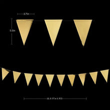 Carregar imagem no visualizador da galeria, Bandeirinha triangular dourada preta de 90 cm, folha metálica, listra de bolinhas
