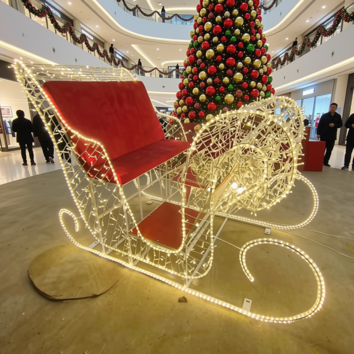 Trenó Iluminado com Detalhes à Direita Escultura 3D Natalina LED para Shopping Center