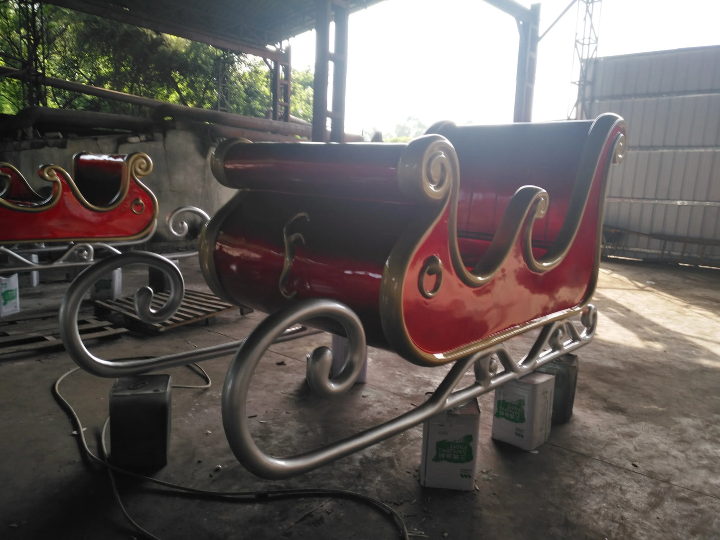 Grande trenó de fibra de vidro para decoração de shopping, material plástico Natal