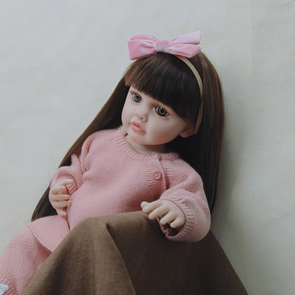 Bebe Reborn Menina De Cabelos Compridos Em Vestido Rosa, Olhos Abertos - 55Cm/22"