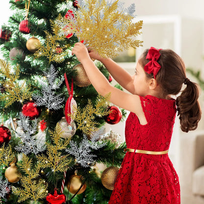 Flores de poinsétia com glitter artificial de Natal, ramos de pinho, folhas e enfeites