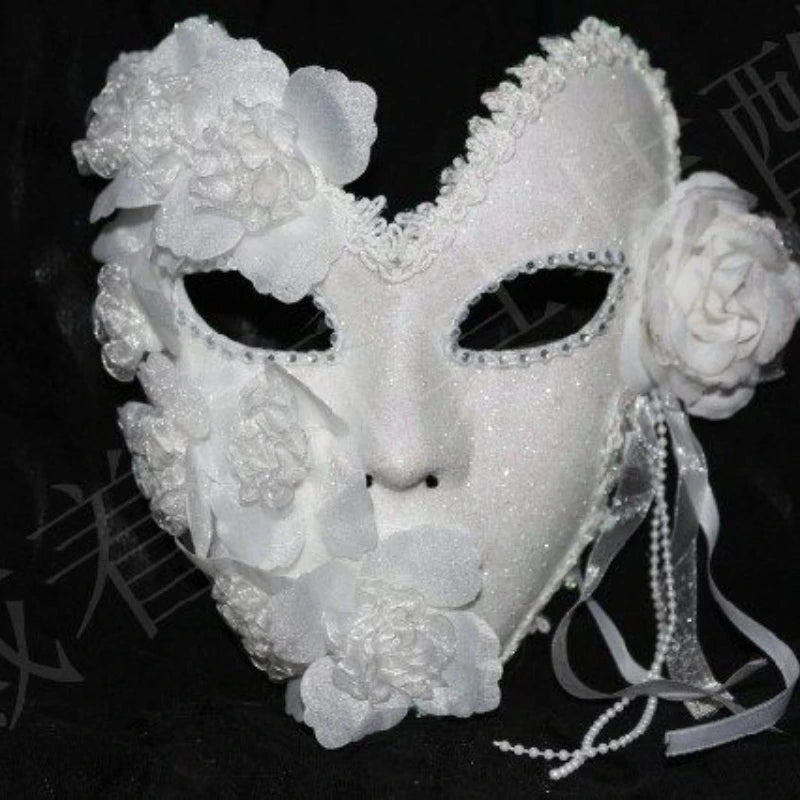 Máscara Facial Estilo Esta é uma Máscara de Baile Veneziana Preta Decorada com Strass ao Redor e Flores Preto
