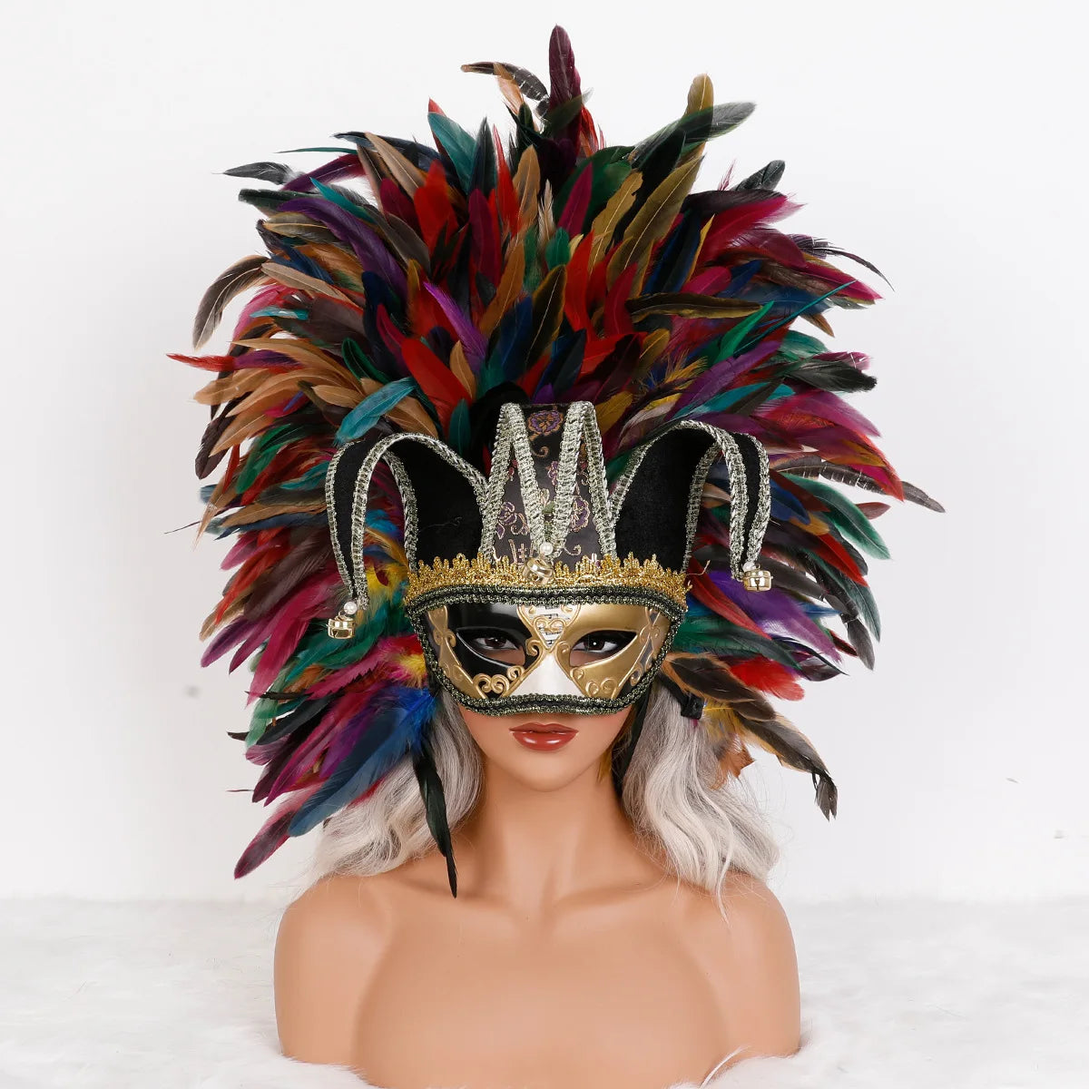 Máscara Veneziana Arlequim com Penacho de Plumas Pretas (Máscara de Bobo da Corte / Carnaval Veneziano)