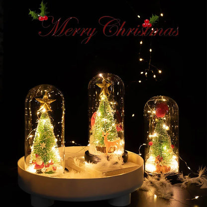 Mini Árvores de Natal Decoradas com Luzes LED em Cúpulas Vidro (Cápsulas Eternas), Posicionadas Base Clara