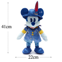 Carregar imagem no visualizador da galeria, Minnie explore a nostalgia com a pelúcia clássica do Mickey de 35 cm, na versão cinza!
