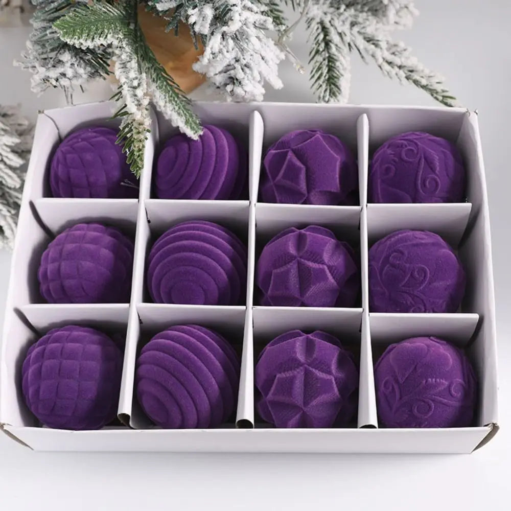 Bola de Natal Visual sofisticado com as charmosas bolas de decoração natalinas (roxas)
