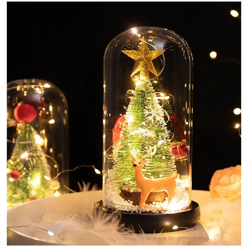 Mini Árvores de Natal Decoradas com Luzes LED em Cúpulas Vidro (Cápsulas Eternas), Posicionadas Base Clara