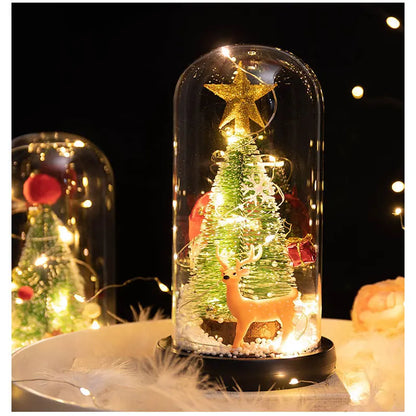 Mini Árvores de Natal Decoradas com Luzes LED em Cúpulas Vidro (Cápsulas Eternas), Posicionadas Base Clara