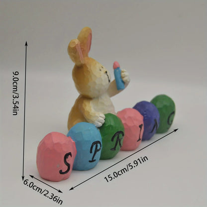Coelhinho da Páscoa segurando ovos e decorações de Páscoa feliz, estatueta de coelho