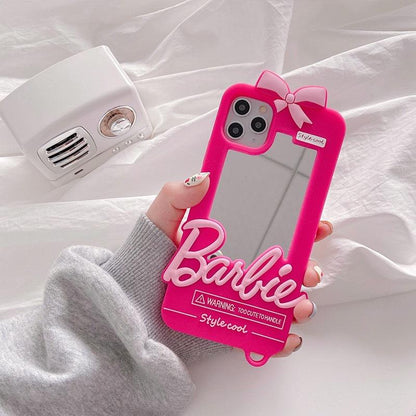 Seja a tendência da estação com a Capa de Telefone com Espelho Barbie! Com seu design fashion e o espelho embutido, você estará sempre preparada para arrasar em qualquer ocasião