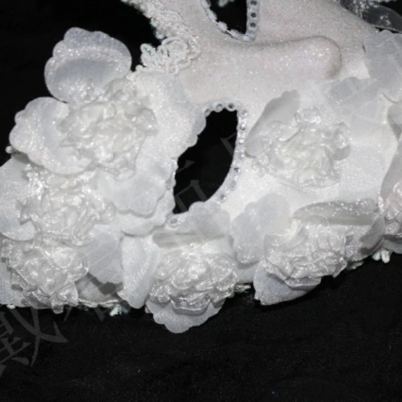 Máscara Facial Estilo Esta é uma Máscara de Baile Veneziana Preta Decorada com Strass ao Redor e Flores Preto
