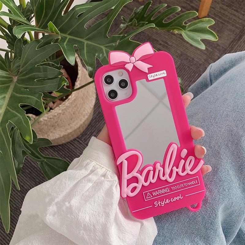 Seja a tendência da estação com a Capa de Telefone com Espelho Barbie! Com seu design fashion e o espelho embutido, você estará sempre preparada para arrasar em qualquer ocasião