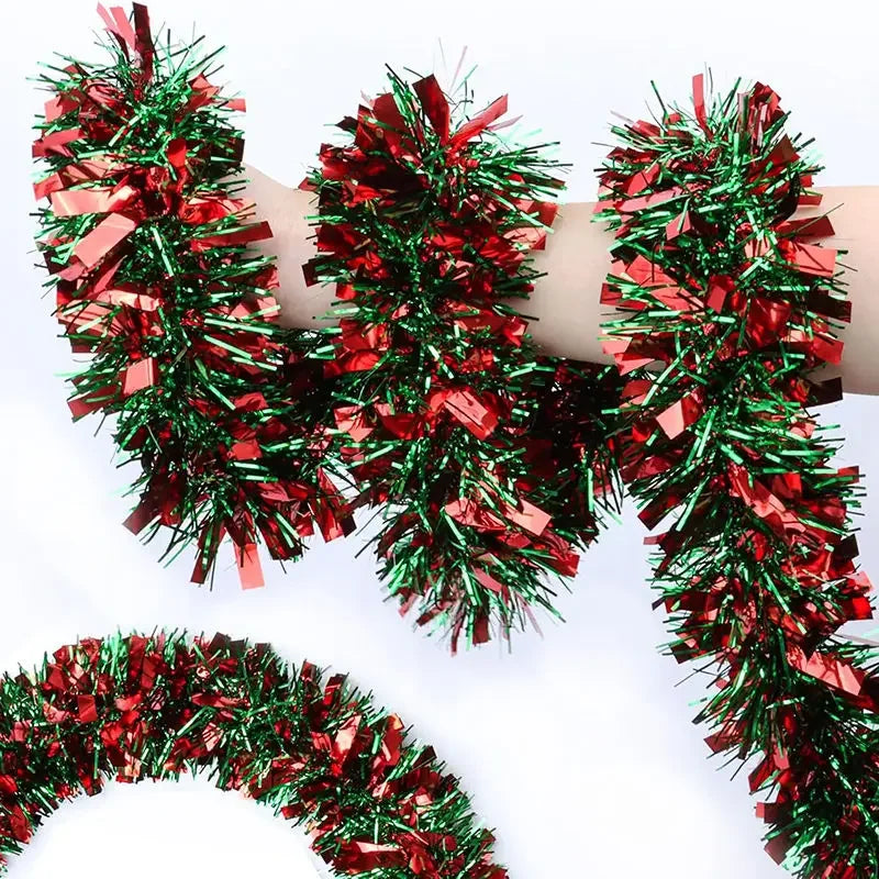 Festão de Natal Metálico com Detalhes de Árvores e Flocos de Neve em Vermelho e Branco