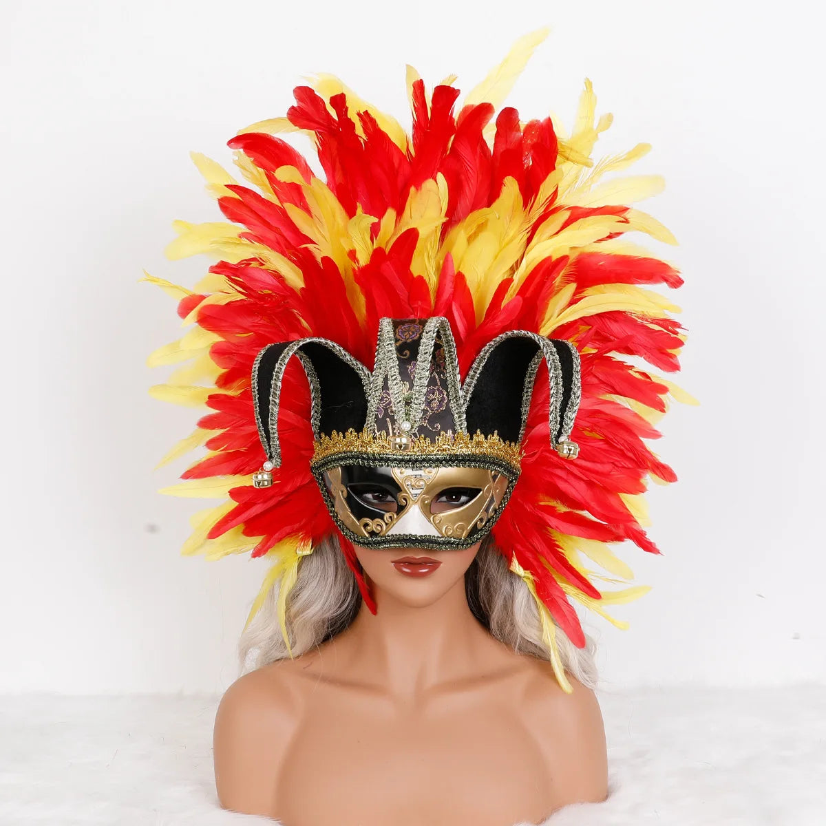 Máscara Veneziana Arlequim com Penacho de Plumas Pretas (Máscara de Bobo da Corte / Carnaval Veneziano)