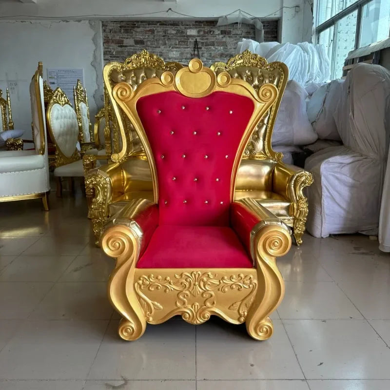 Poltrona Estofada do Papai Noel de Madeira Cor Dourado e Capitonê