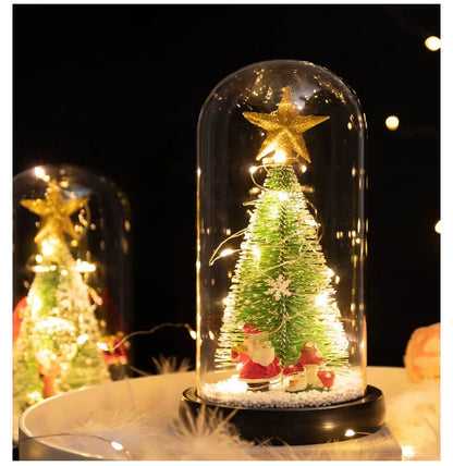 Mini Árvores de Natal Decoradas com Luzes LED em Cúpulas Vidro (Cápsulas Eternas), Posicionadas Base Clara