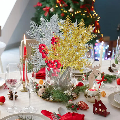 Flores de poinsétia com glitter artificial de Natal, ramos de pinho, folhas e enfeites