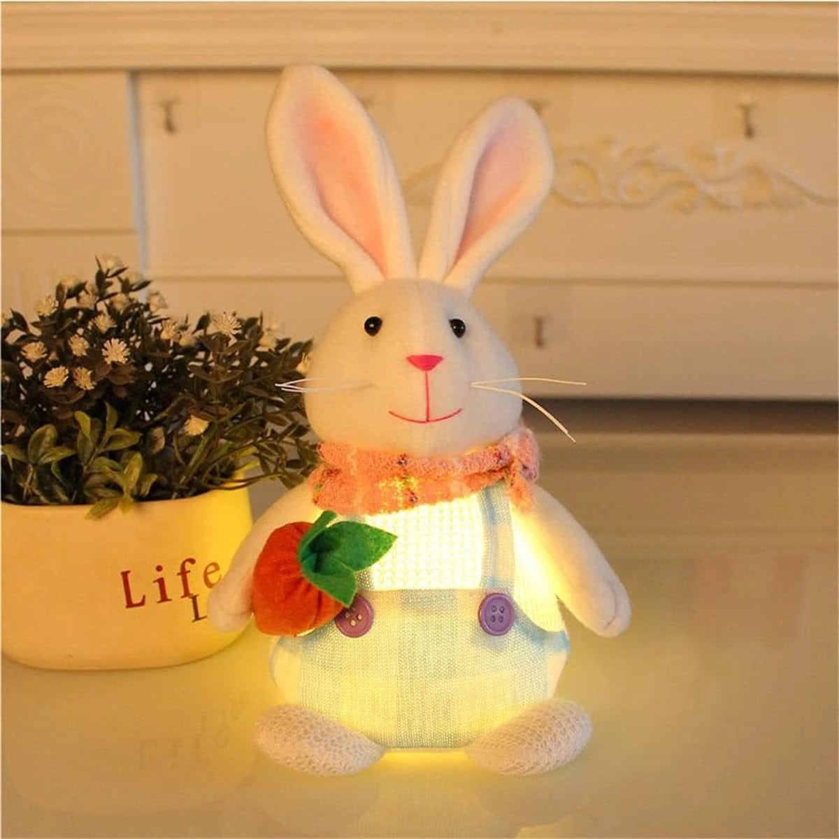 Boneco Coelhinho em pé pelúcia segurando um ovo, pelúcia macio e luminoso feito à mão