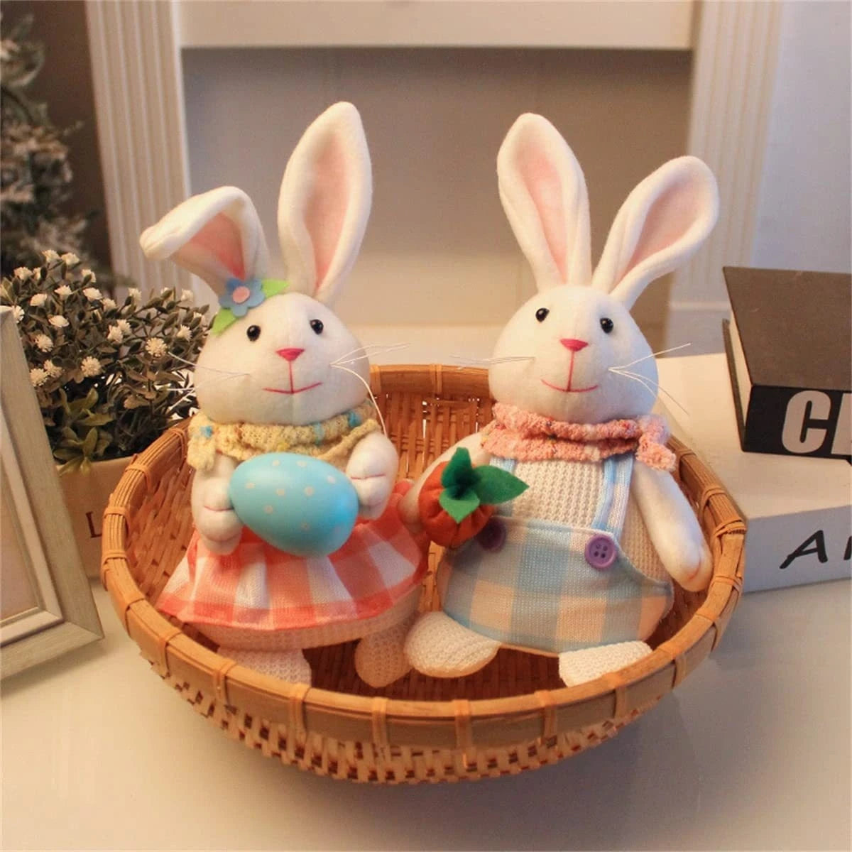 Boneco Coelhinho em pé pelúcia segurando um ovo, pelúcia macio e luminoso feito à mão