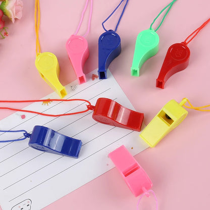 Apitos de plástico com cordão padrão de futebol treinamento apito infantil crianças futebol