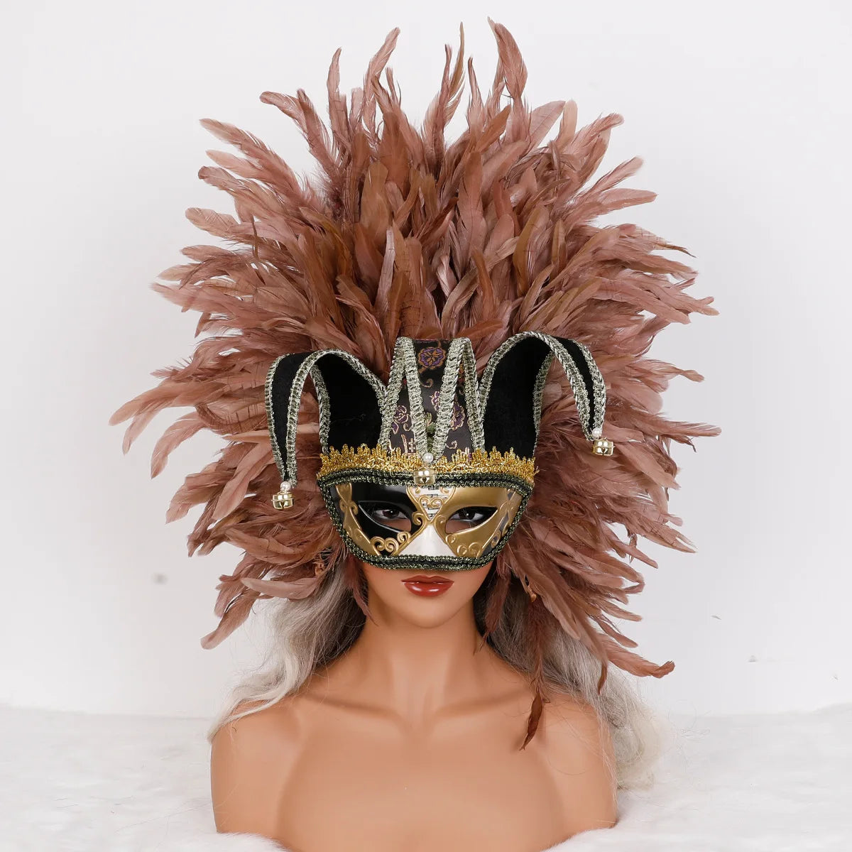 Máscara Veneziana Arlequim com Penacho de Plumas Pretas (Máscara de Bobo da Corte / Carnaval Veneziano)