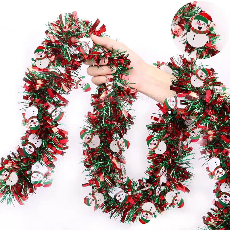 Festão de Natal Metálico com Detalhes de Árvores e Flocos de Neve em Vermelho e Branco
