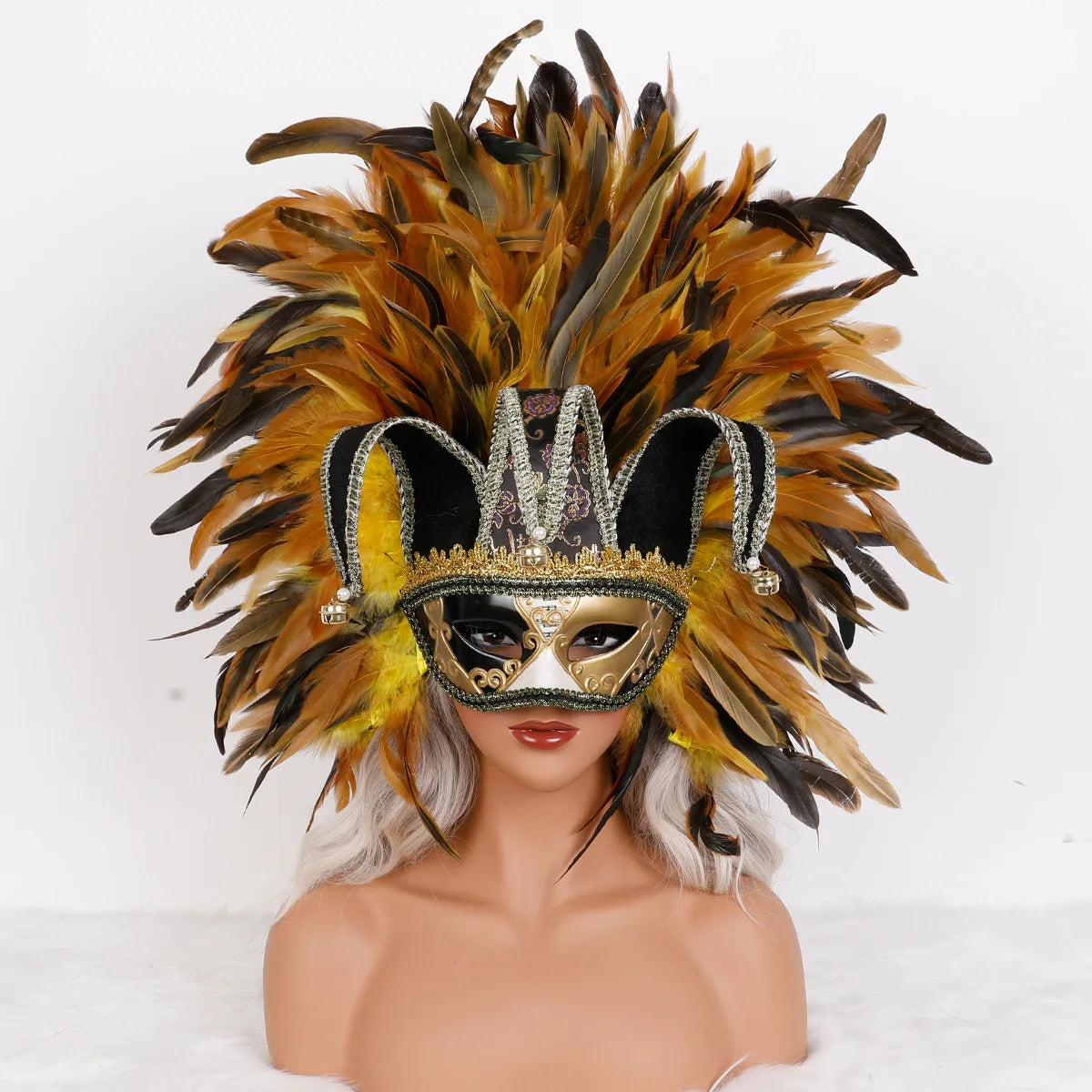 Máscara Veneziana Arlequim com Penacho de Plumas Pretas (Máscara de Bobo da Corte / Carnaval Veneziano)