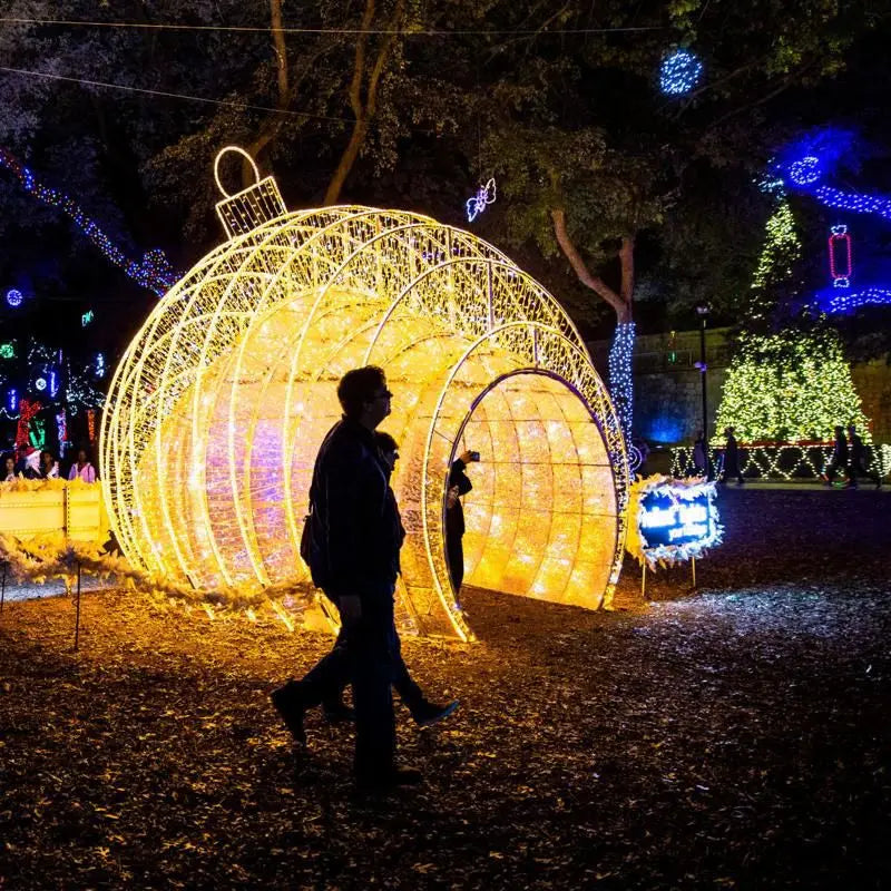Escultura de Natal ao ar livre 3D Motivo de arco de bola gigante Decoração de luz