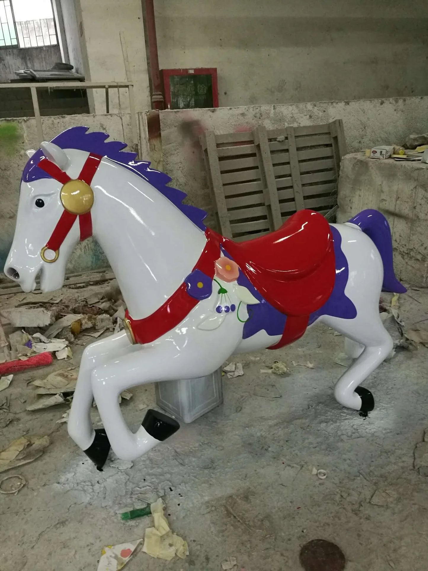 Grande trenó de fibra de vidro para decoração de shopping, material plástico Natal