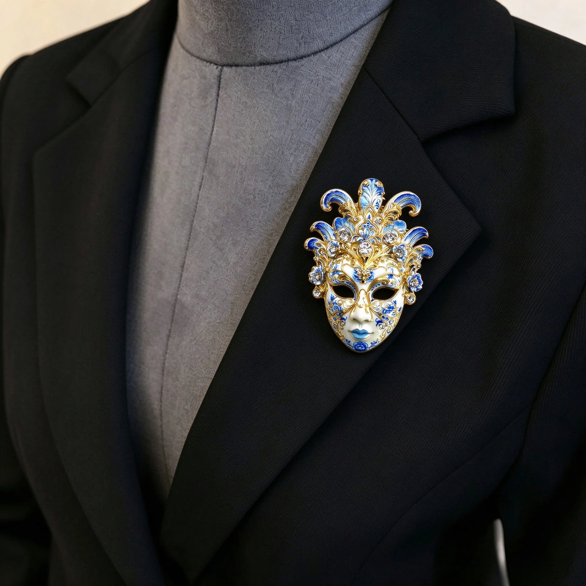 Máscara Veneziana Decorativa (ou Máscara de Carnaval/Ópera) em Tons de Branco, Azul e Dourado, Adornada