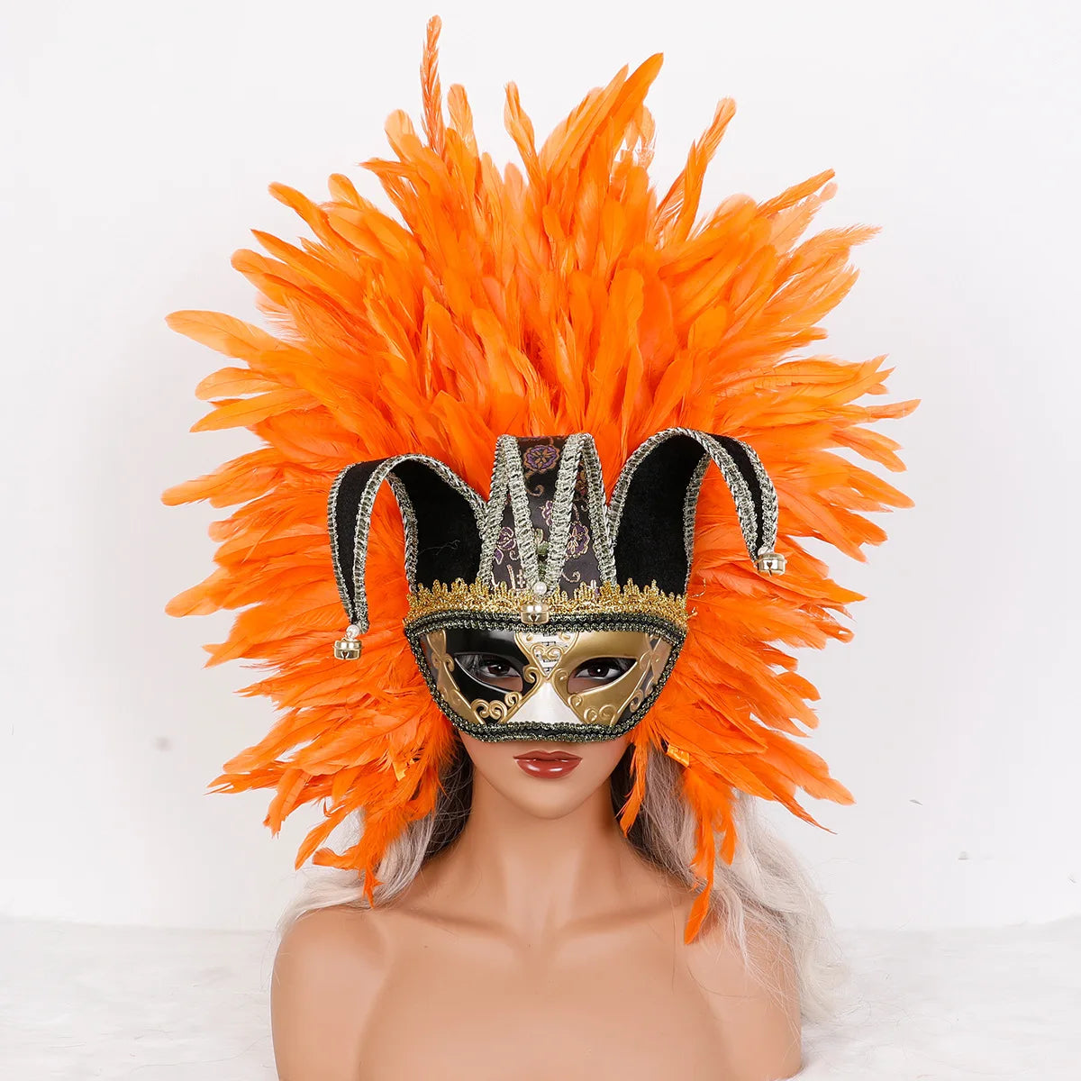 Máscara Veneziana Arlequim com Penacho de Plumas Pretas (Máscara de Bobo da Corte / Carnaval Veneziano)
