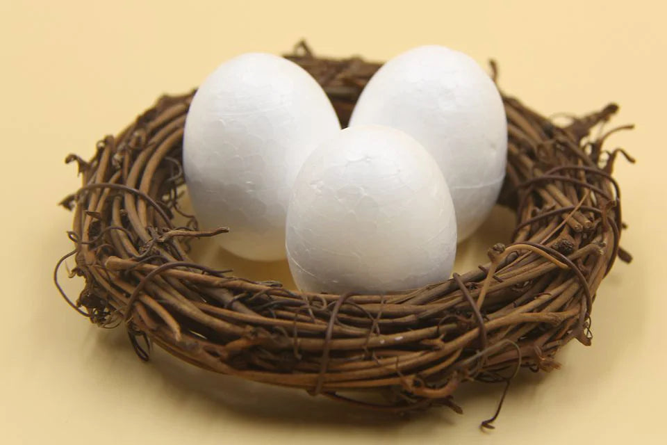 Coroa branca com ovos espuma bola de isopor decoração da festa grinalda de Páscoa