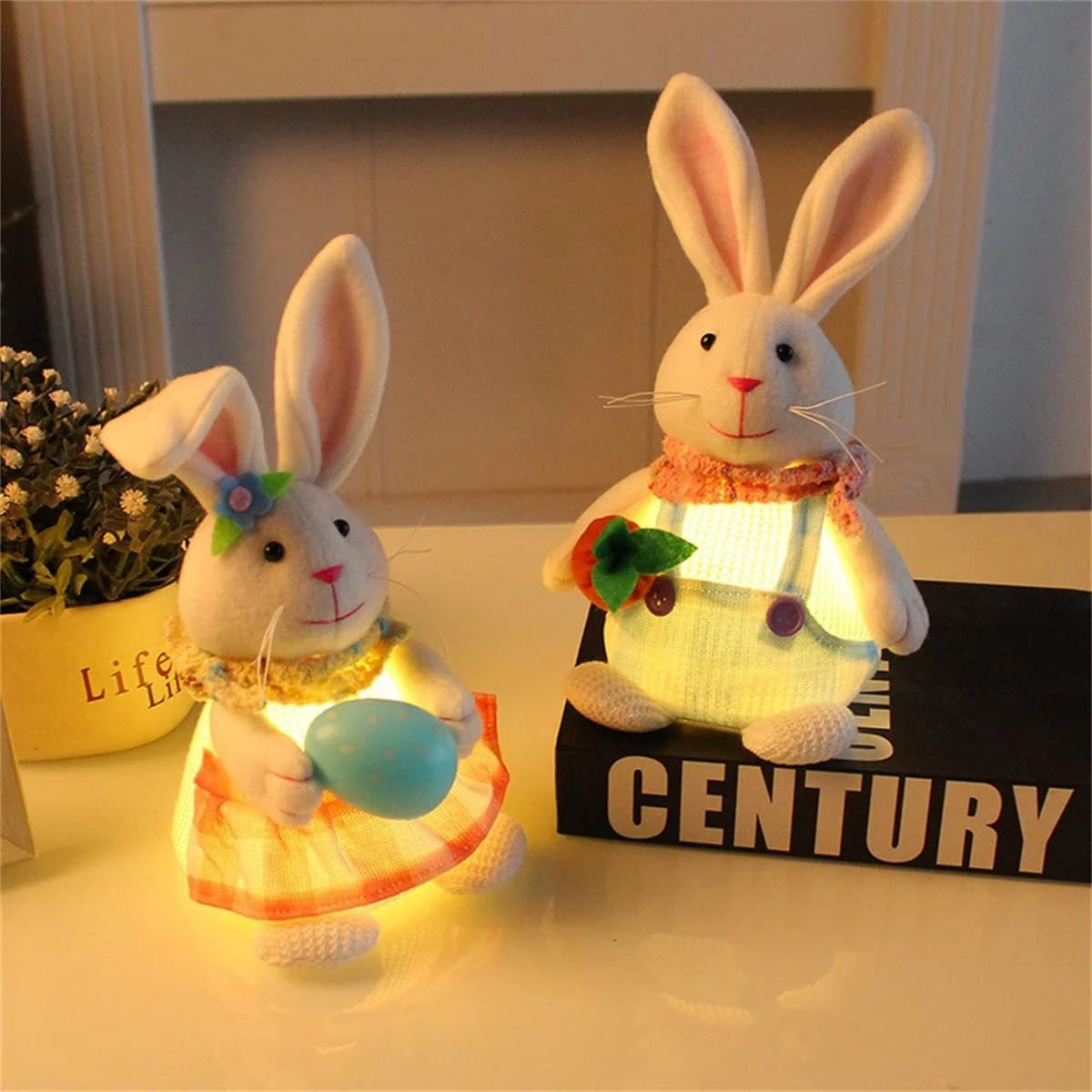 Boneco Coelhinho em pé pelúcia segurando um ovo, pelúcia macio e luminoso feito à mão