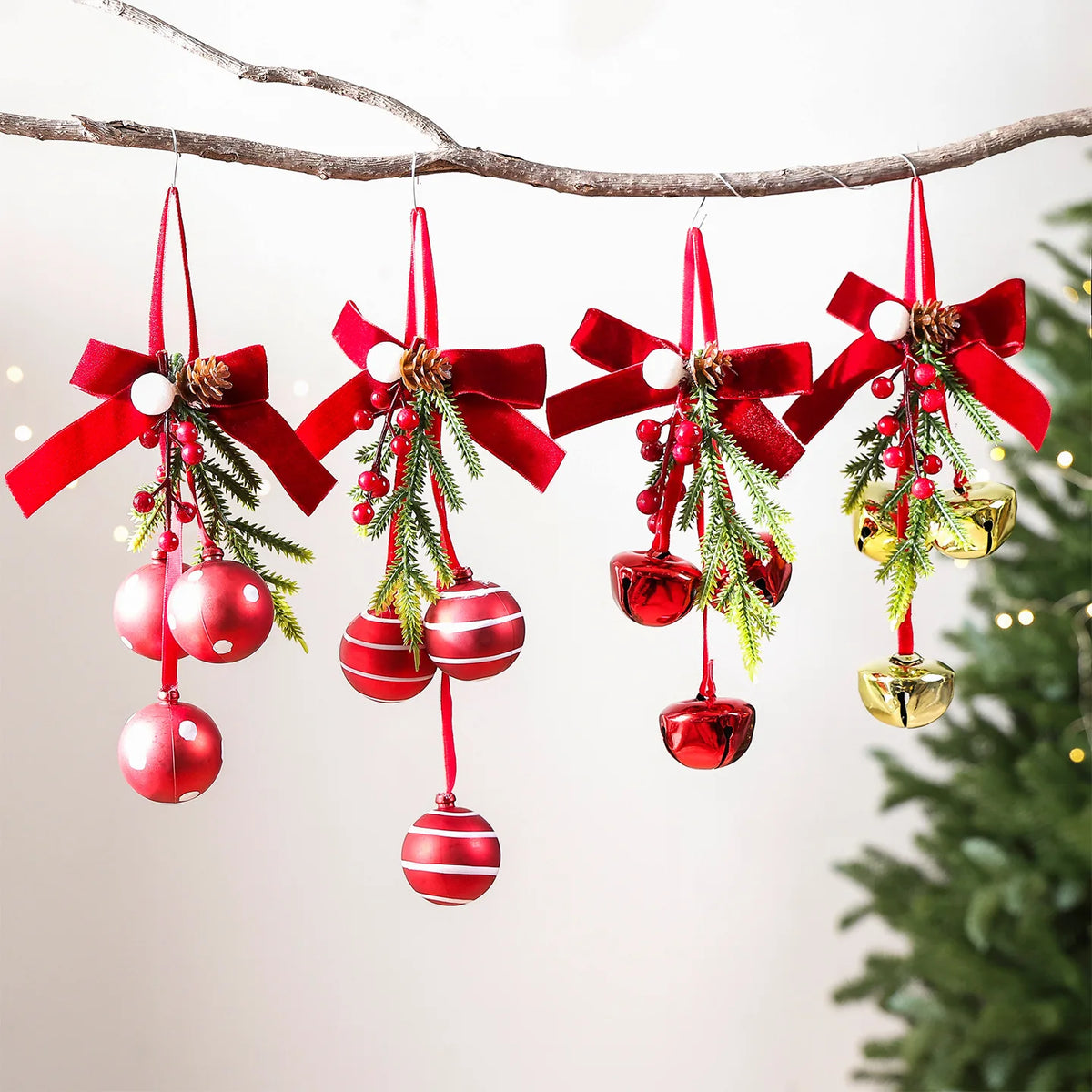Sino de Natal com Bagas e Pinha, Enfeite Natalino de Pendurar com Laços e Bolas/Sinos