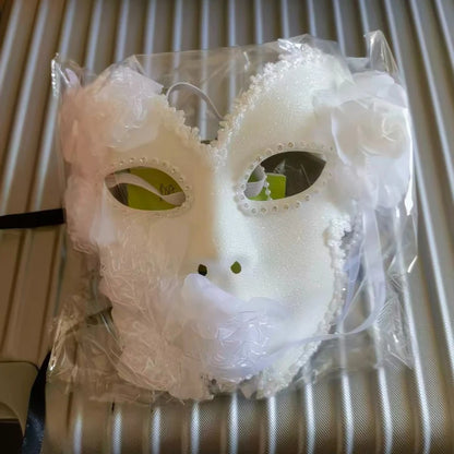 Máscara Facial Estilo Esta é uma Máscara de Baile Veneziana Preta Decorada com Strass ao Redor e Flores Preto
