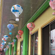 Carregar imagem no visualizador da galeria, Lanterna decorativa de papel de balão de ar quente arco-íris de 40,64 cm
