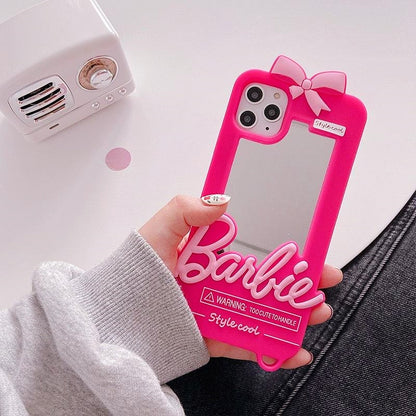 Seja a tendência da estação com a Capa de Telefone com Espelho Barbie! Com seu design fashion e o espelho embutido, você estará sempre preparada para arrasar em qualquer ocasião